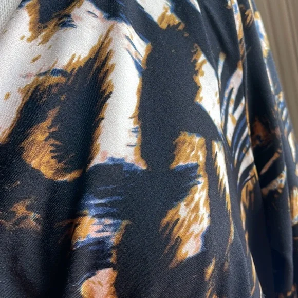 Vince Camuto 3/4 sleeve top polyester / spandex blend. - Picture 3 of 6